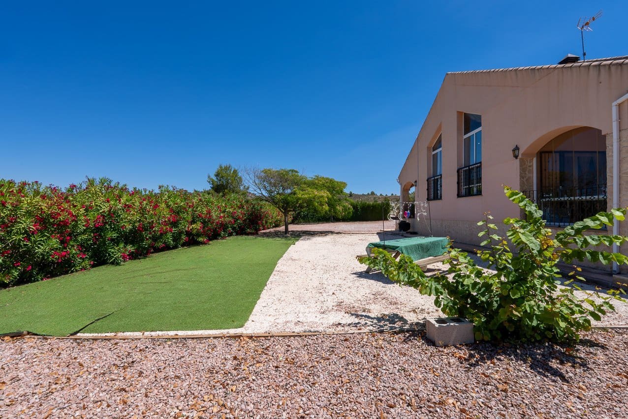 4 bedroom Villa for sale in Pinoso with pool - € 449,999 (Ref: 9909844)