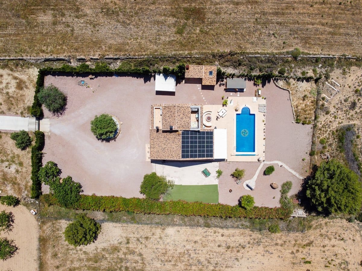 4 bedroom Villa for sale in Pinoso with pool - € 449,999 (Ref: 9909844)