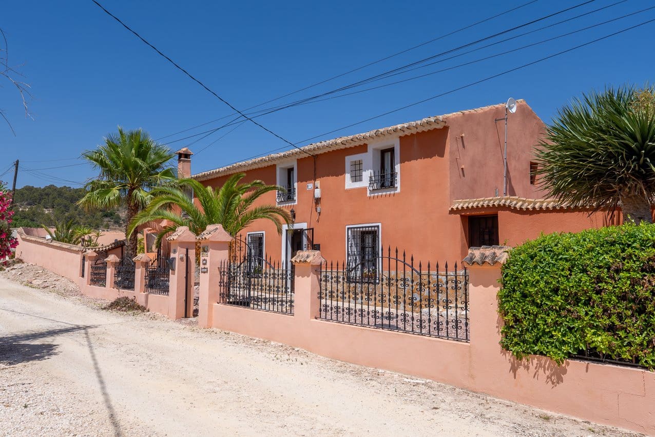 5 bedroom Villa for sale in La Romana with pool - € 545,000 (Ref: 9935135)