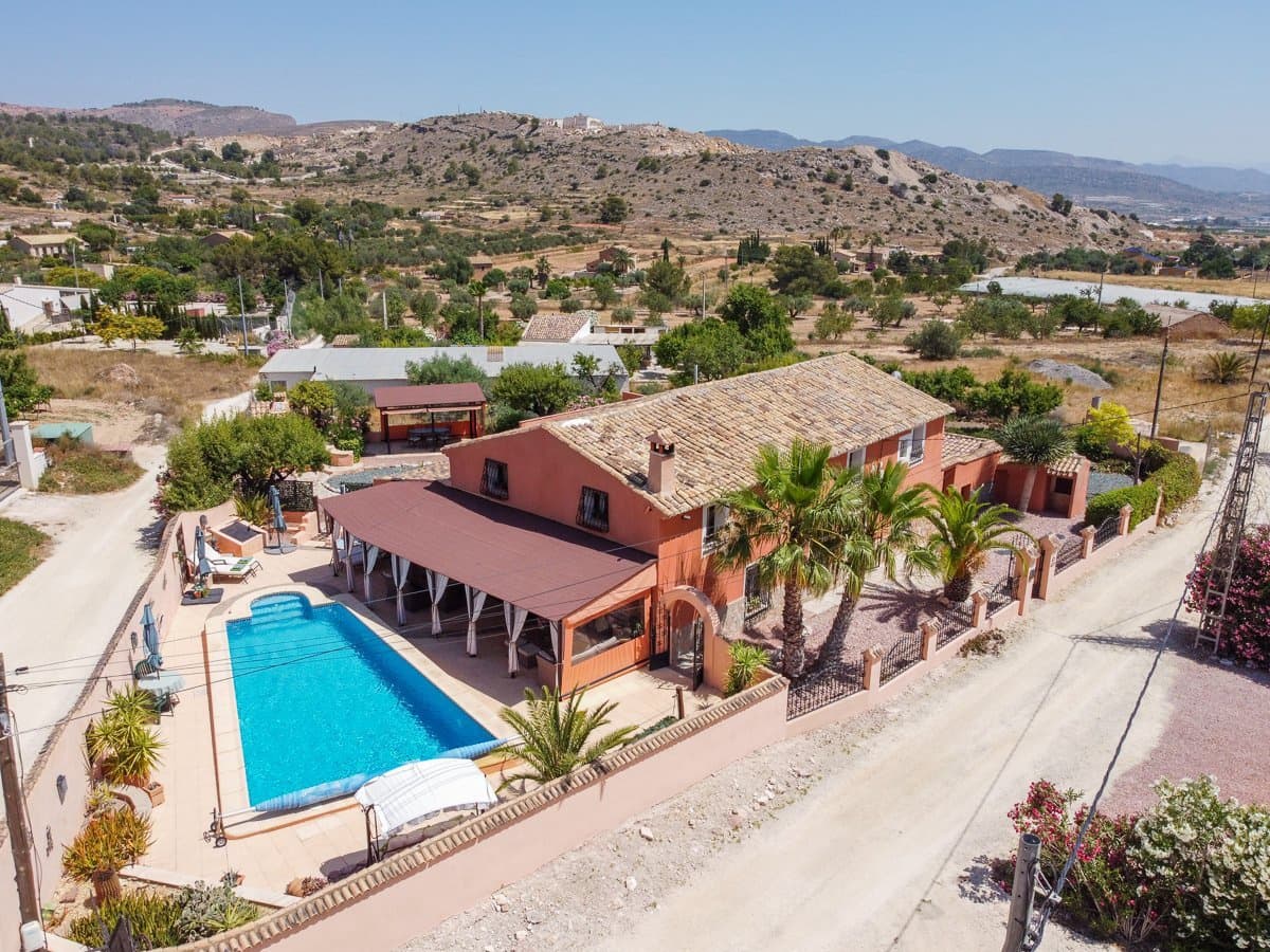 5 bedroom Villa for sale in La Romana with pool - € 545,000 (Ref: 9935135)