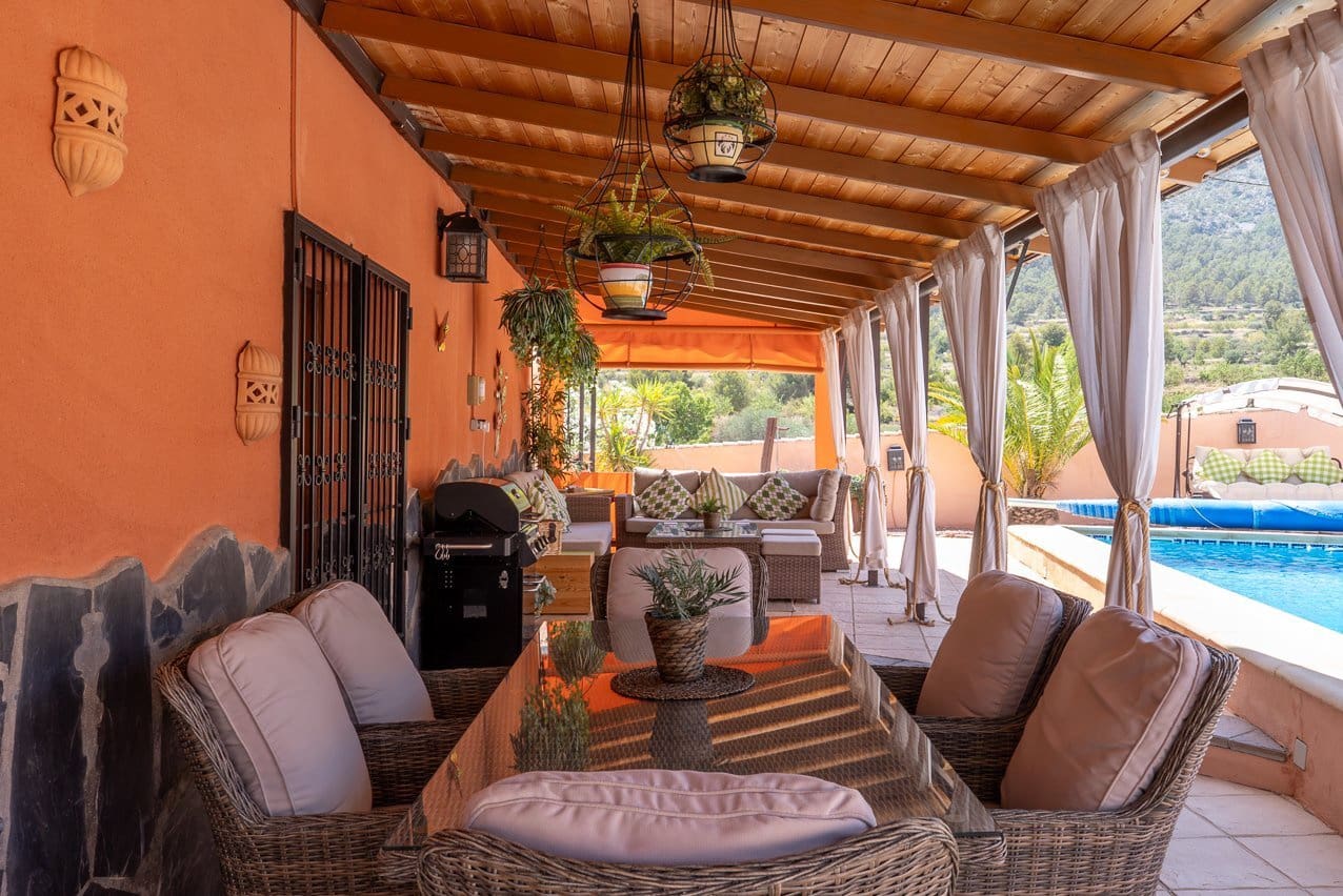5 bedroom Villa for sale in La Romana with pool - € 545,000 (Ref: 9935135)