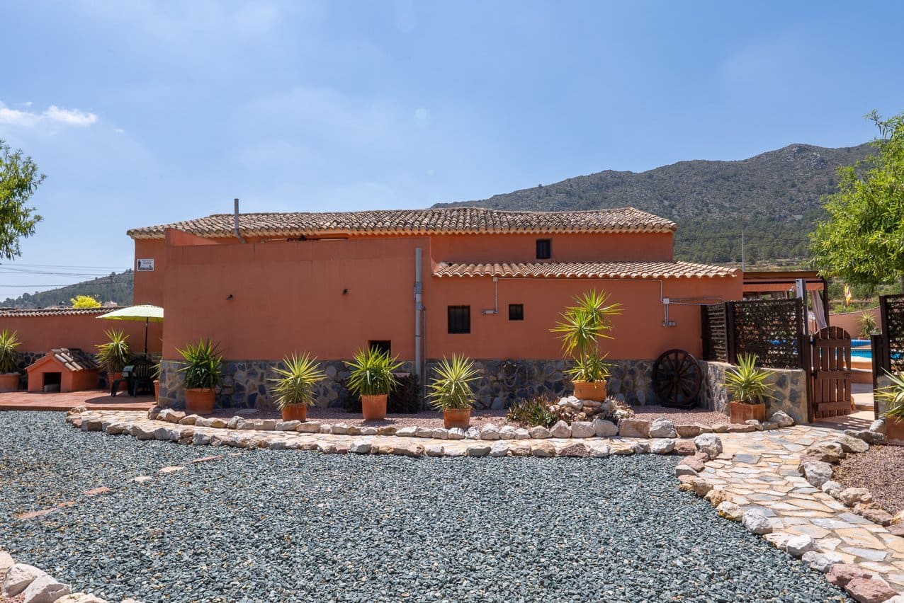 5 bedroom Villa for sale in La Romana with pool - € 545,000 (Ref: 9935135)