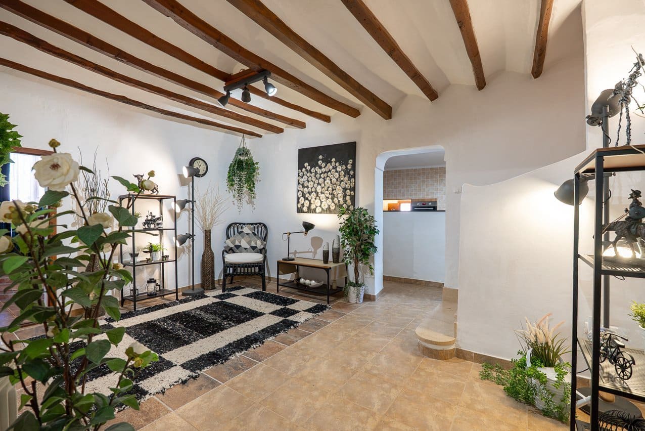 5 bedroom Villa for sale in La Romana with pool - € 545,000 (Ref: 9935135)