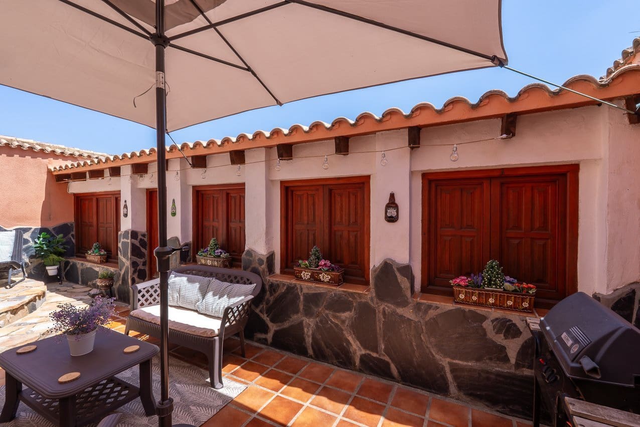 5 bedroom Villa for sale in La Romana with pool - € 545,000 (Ref: 9935135)