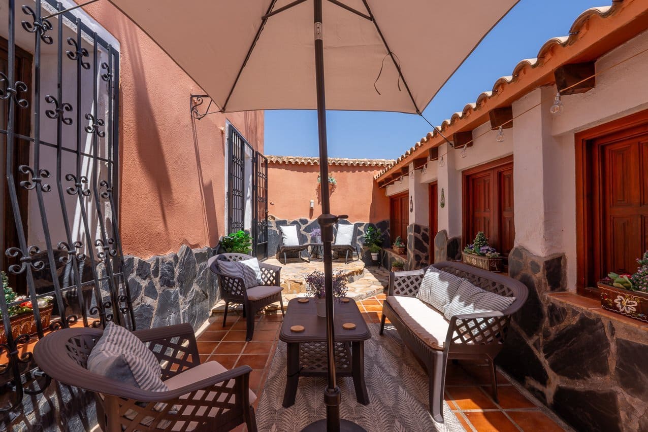 5 bedroom Villa for sale in La Romana with pool - € 545,000 (Ref: 9935135)