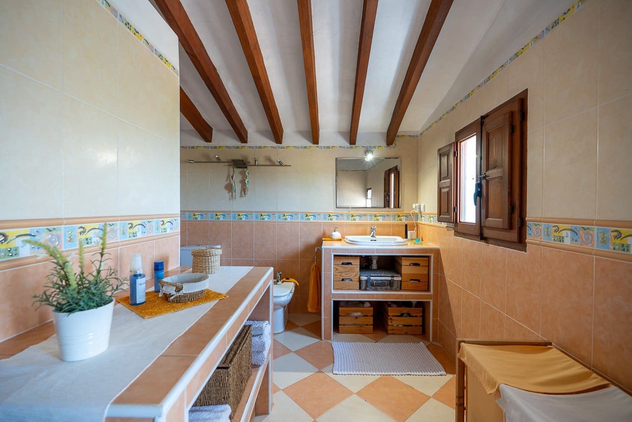 5 bedroom Villa for sale in La Romana with pool - € 545,000 (Ref: 9935135)