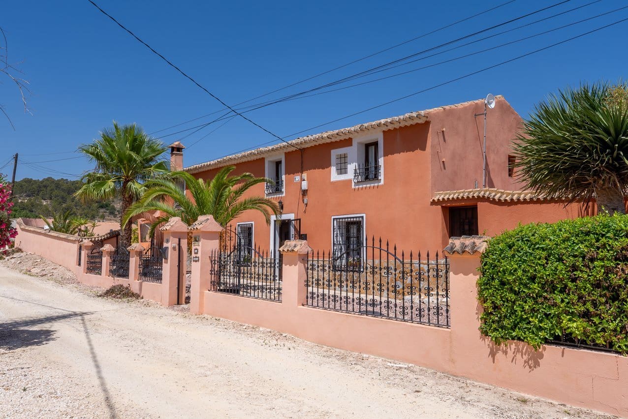 5 bedroom Villa for sale in La Romana with pool - € 545,000 (Ref: 9935135)