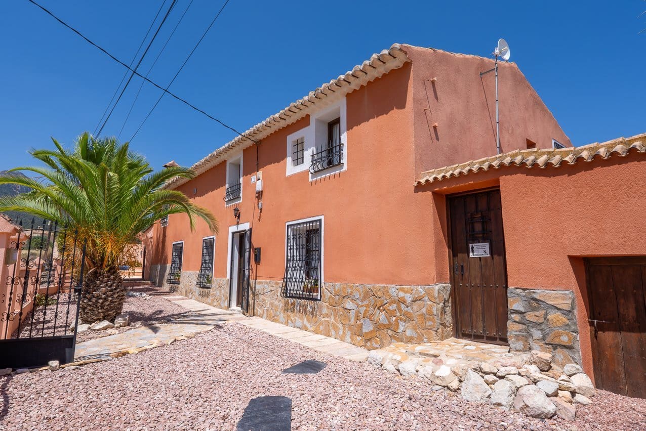 5 bedroom Villa for sale in La Romana with pool - € 545,000 (Ref: 9935135)