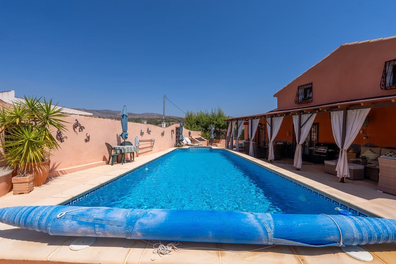 5 bedroom Villa for sale in La Romana with pool - € 545,000 (Ref: 9935135)