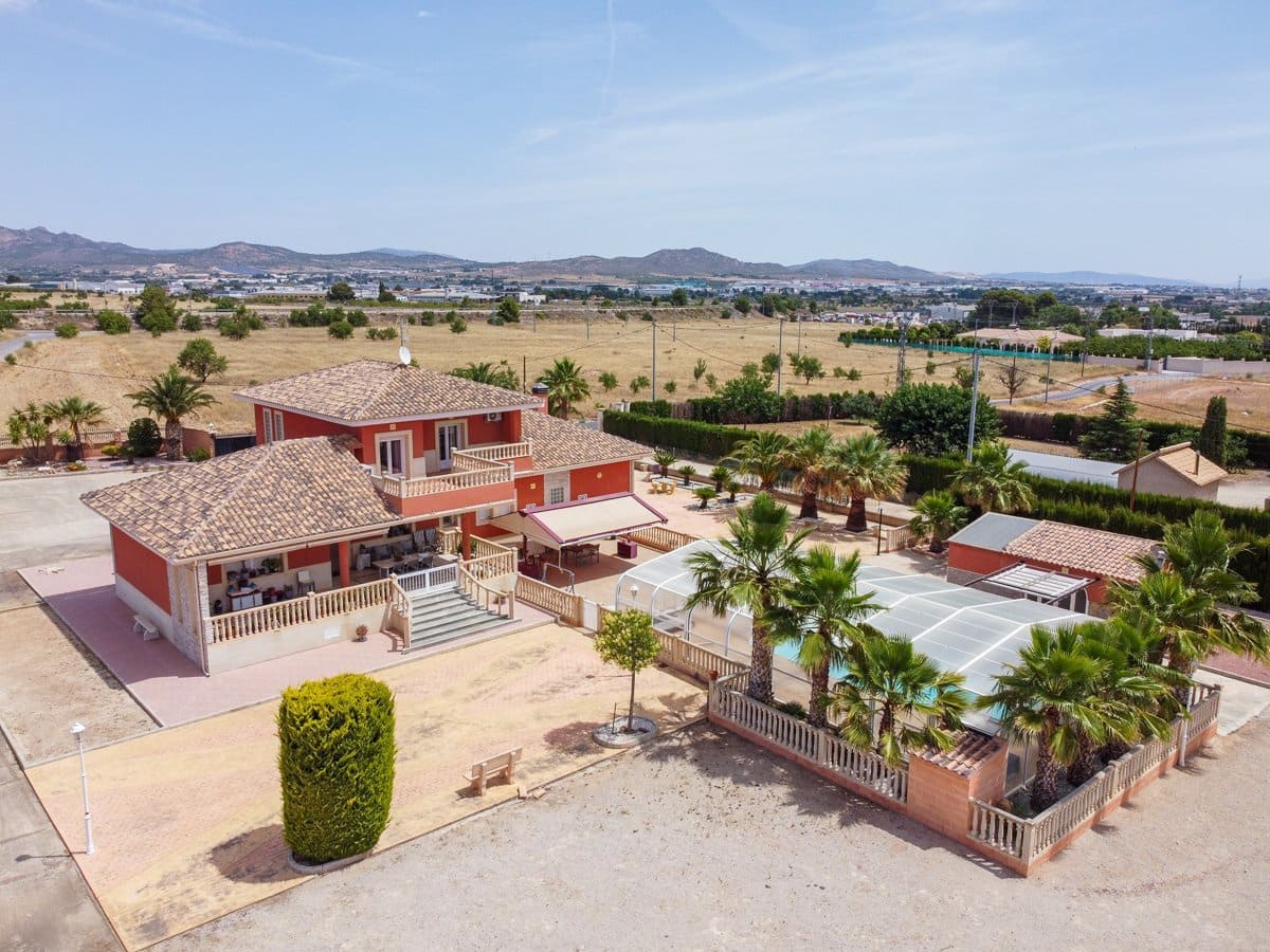 5 bedroom Villa for sale in Yecla with pool - € 580,000 (Ref: 9937139)
