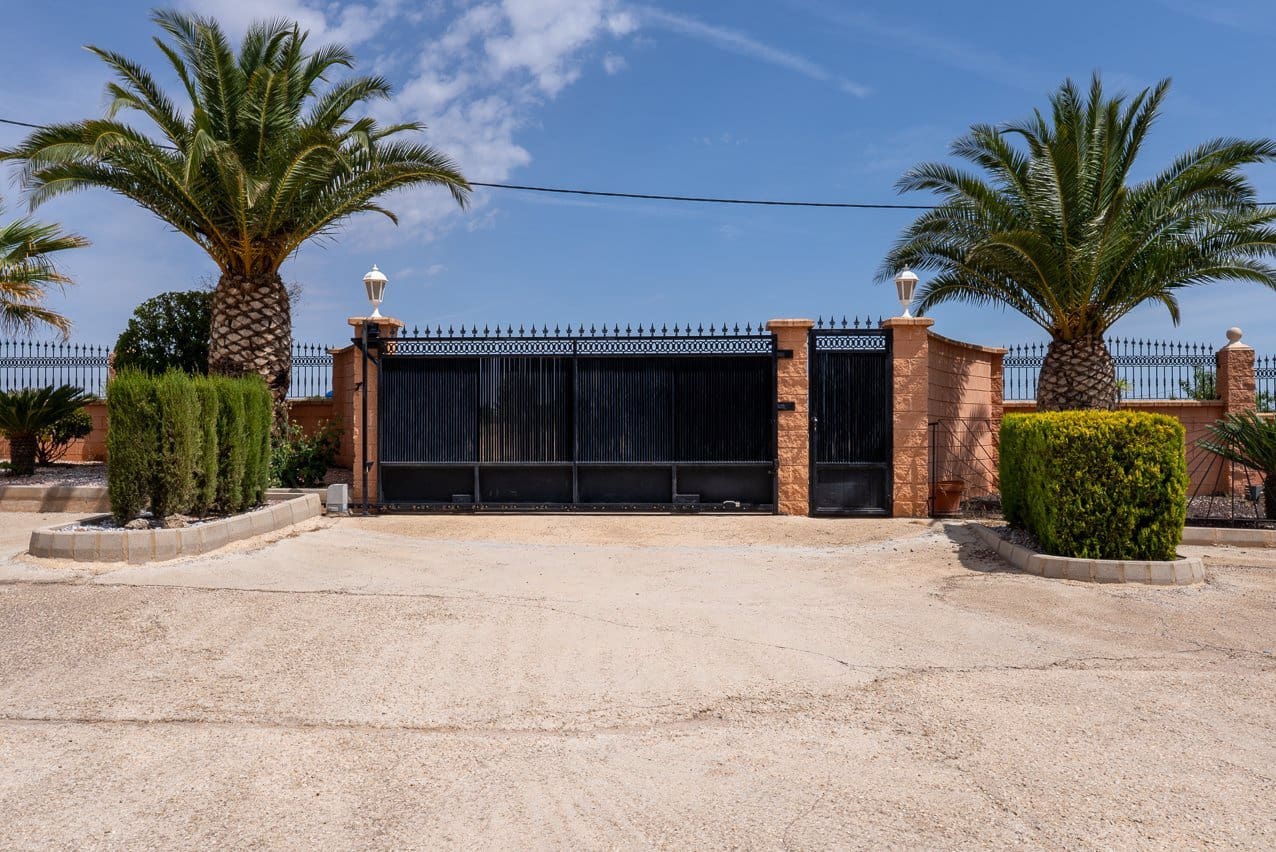5 bedroom Villa for sale in Yecla with pool - € 580,000 (Ref: 9937139)