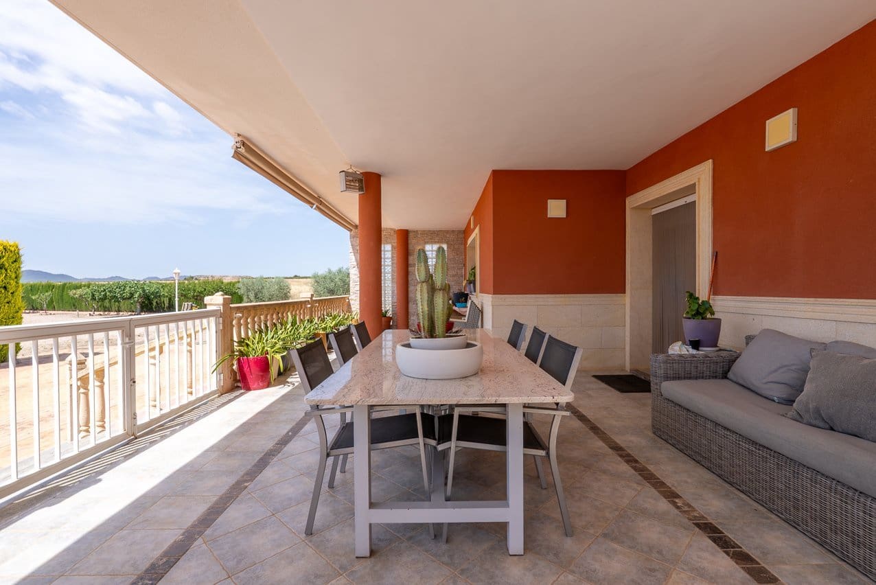 5 bedroom Villa for sale in Yecla with pool - € 580,000 (Ref: 9937139)