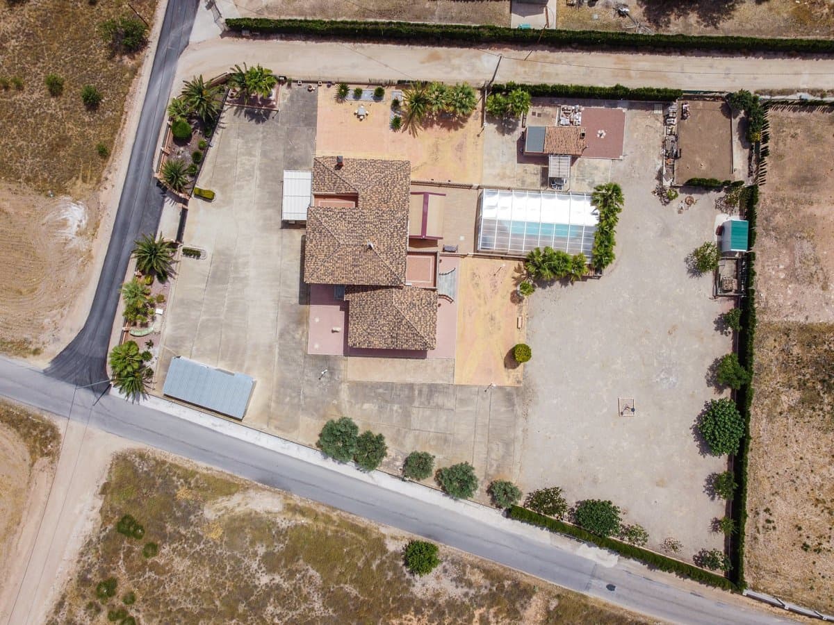 5 bedroom Villa for sale in Yecla with pool - € 580,000 (Ref: 9937139)