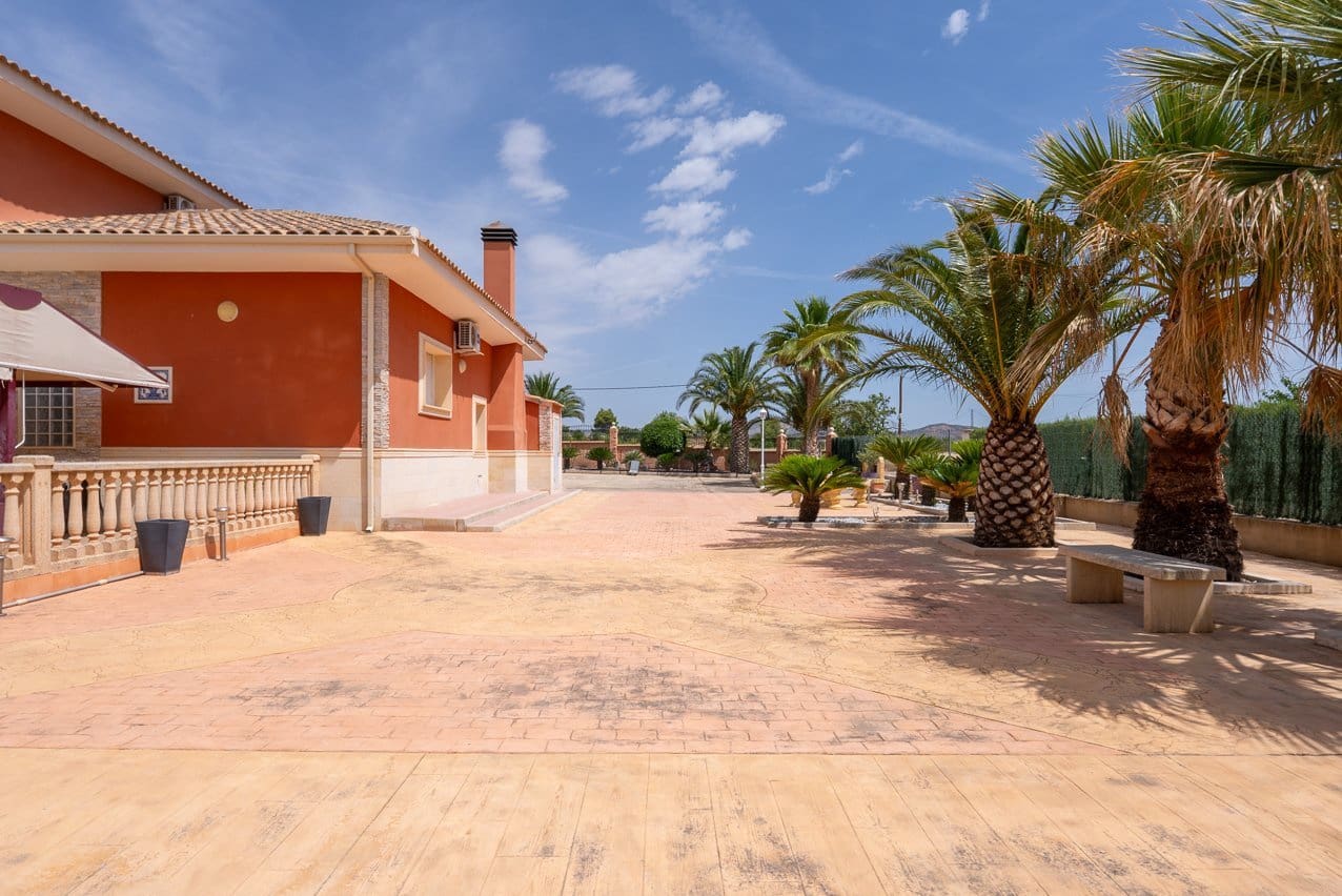 5 bedroom Villa for sale in Yecla with pool - € 580,000 (Ref: 9937139)