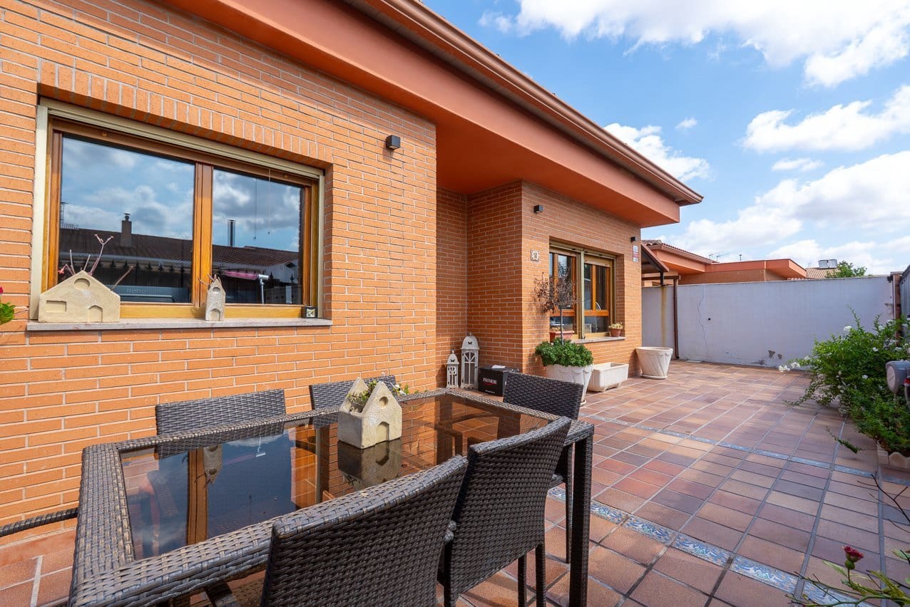 4 makuuhuone Omakotitalo myytävänä paikassa Pinoso mukana uima-altaan - 299 950 € (Ref: 9941630)