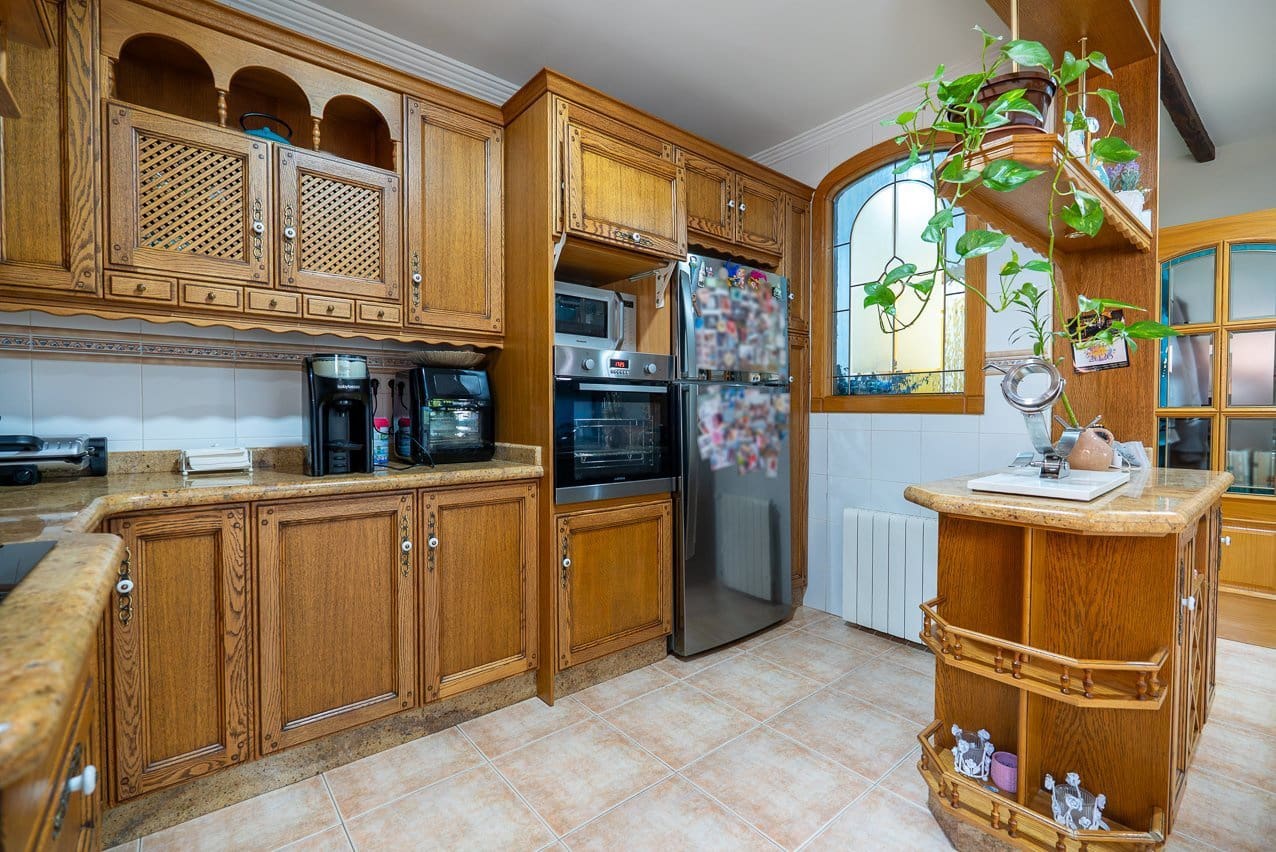 4 makuuhuone Omakotitalo myytävänä paikassa Pinoso mukana uima-altaan - 299 950 € (Ref: 9941630)
