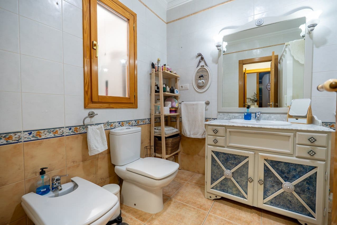 4 makuuhuone Omakotitalo myytävänä paikassa Pinoso mukana uima-altaan - 299 950 € (Ref: 9941630)