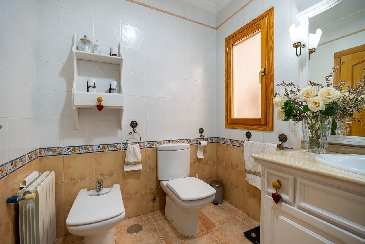 4 makuuhuone Omakotitalo myytävänä paikassa Pinoso mukana uima-altaan - 299 950 € (Ref: 9941630)