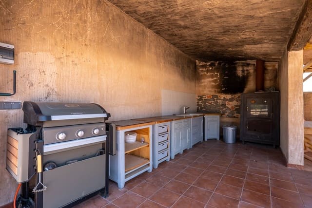 4 makuuhuone Maalaistalo myytävänä paikassa Villena mukana uima-altaan - 399 000 € (Ref: 9956700)
