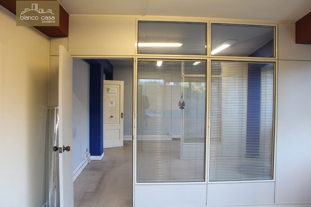 Commercial for rent in Carballo - € 450 (Ref: 3795074)