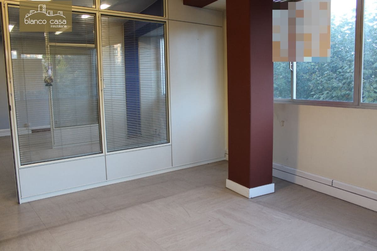 Commercial for rent in Carballo - € 450 (Ref: 3795074)