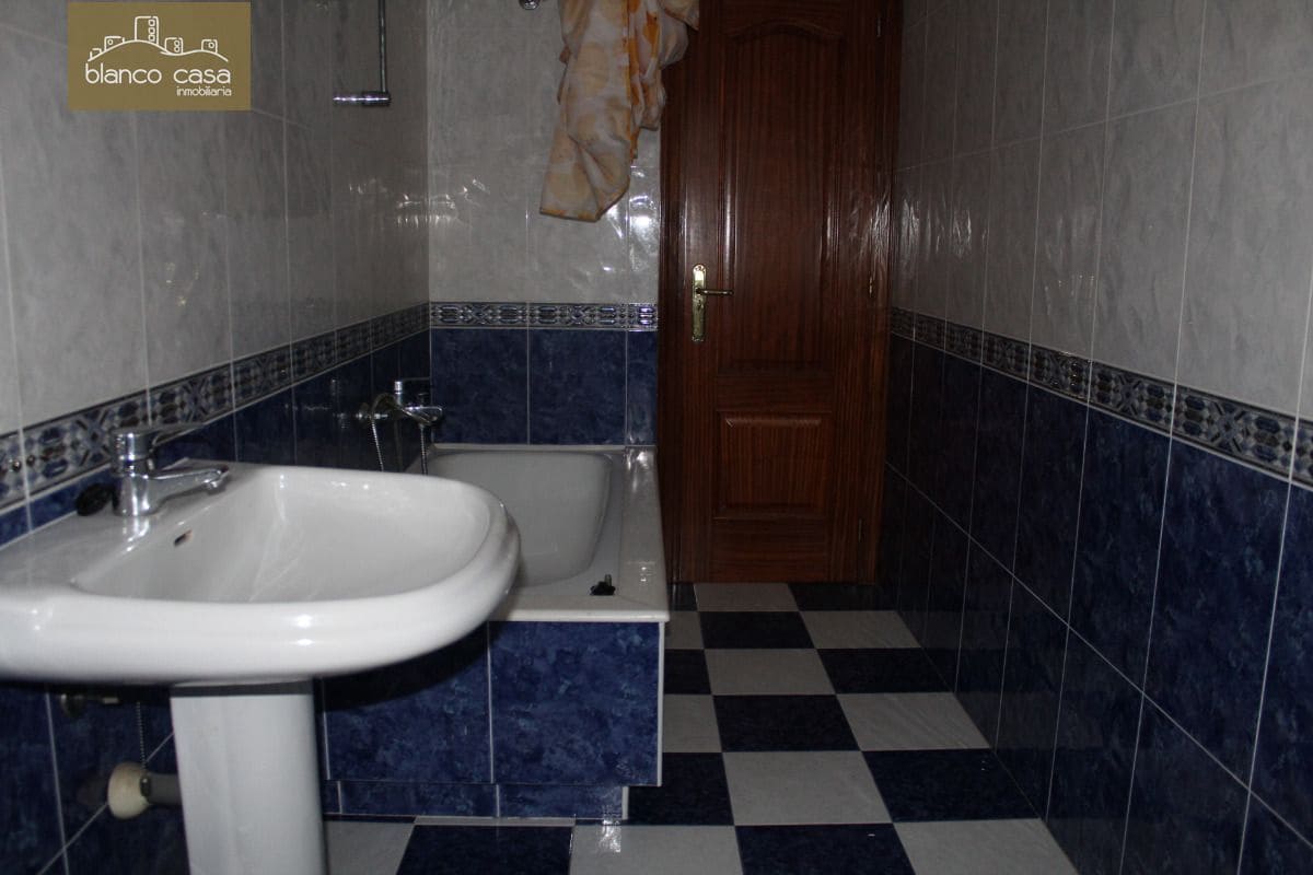 Office for rent in Carballo - € 350 (Ref: 3795092)