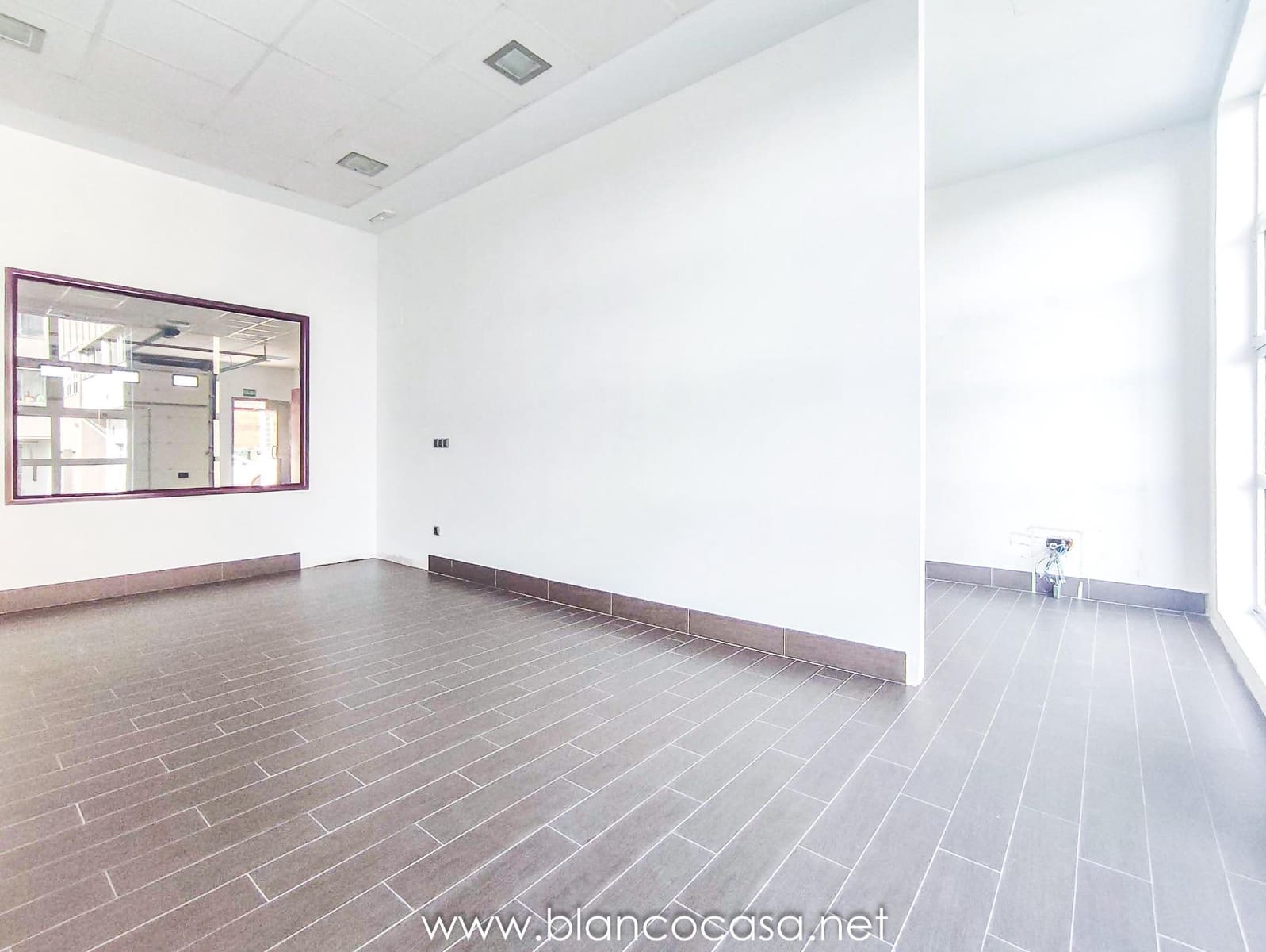 1 bedroom Commercial for rent in Carballo - € 400 (Ref: 9383376)