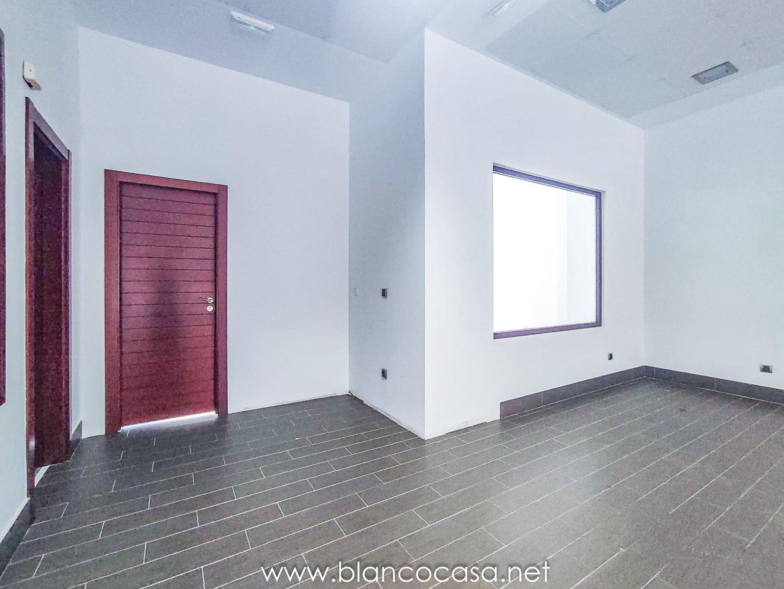 1 bedroom Commercial for rent in Carballo - € 400 (Ref: 9383376)