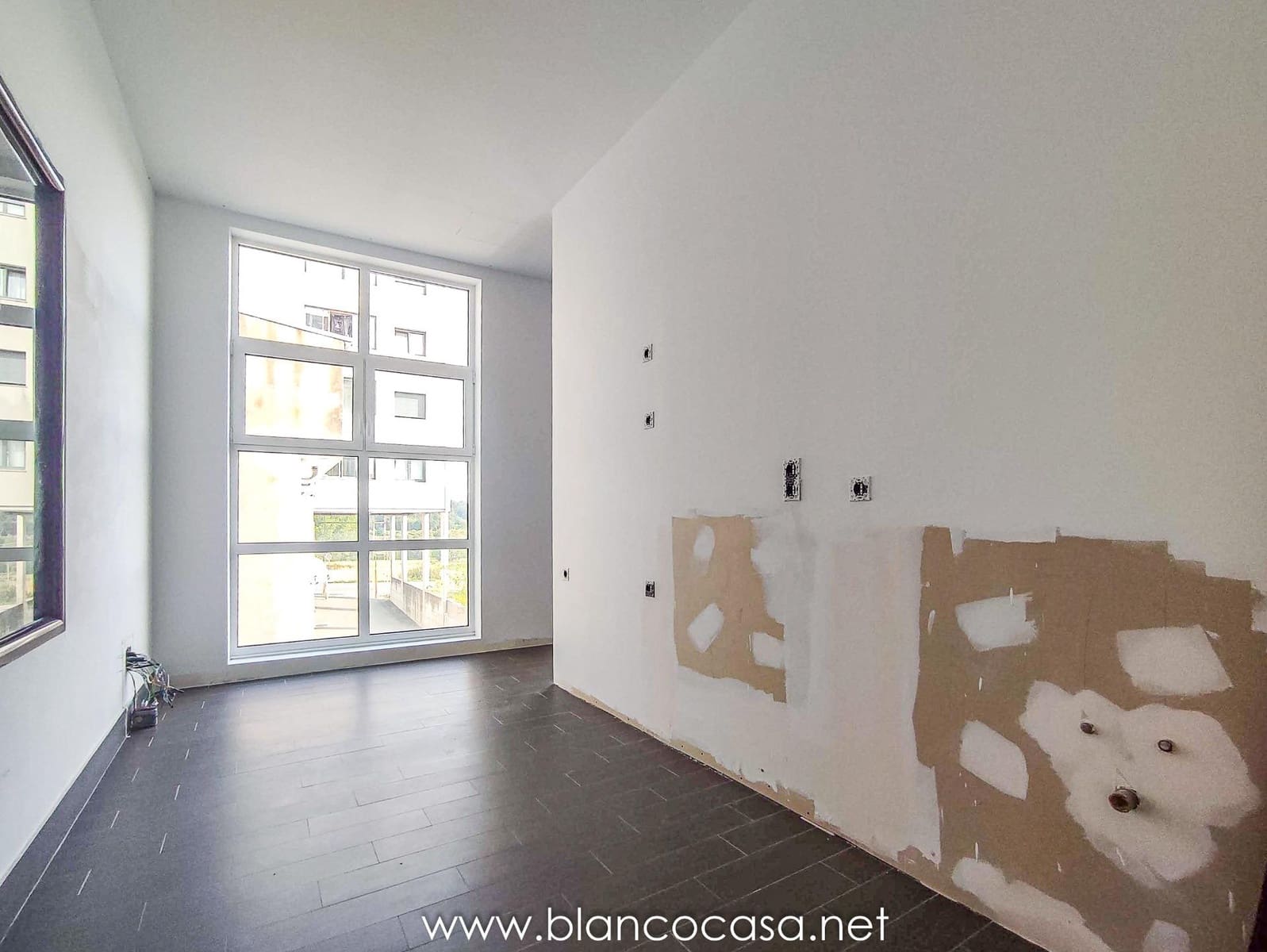 1 bedroom Commercial for rent in Carballo - € 400 (Ref: 9383376)