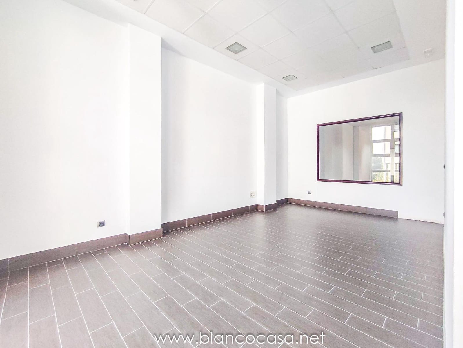 1 bedroom Commercial for rent in Carballo - € 400 (Ref: 9383376)