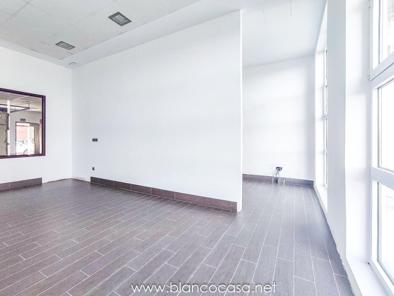 1 bedroom Commercial for rent in Carballo - € 400 (Ref: 9383376)