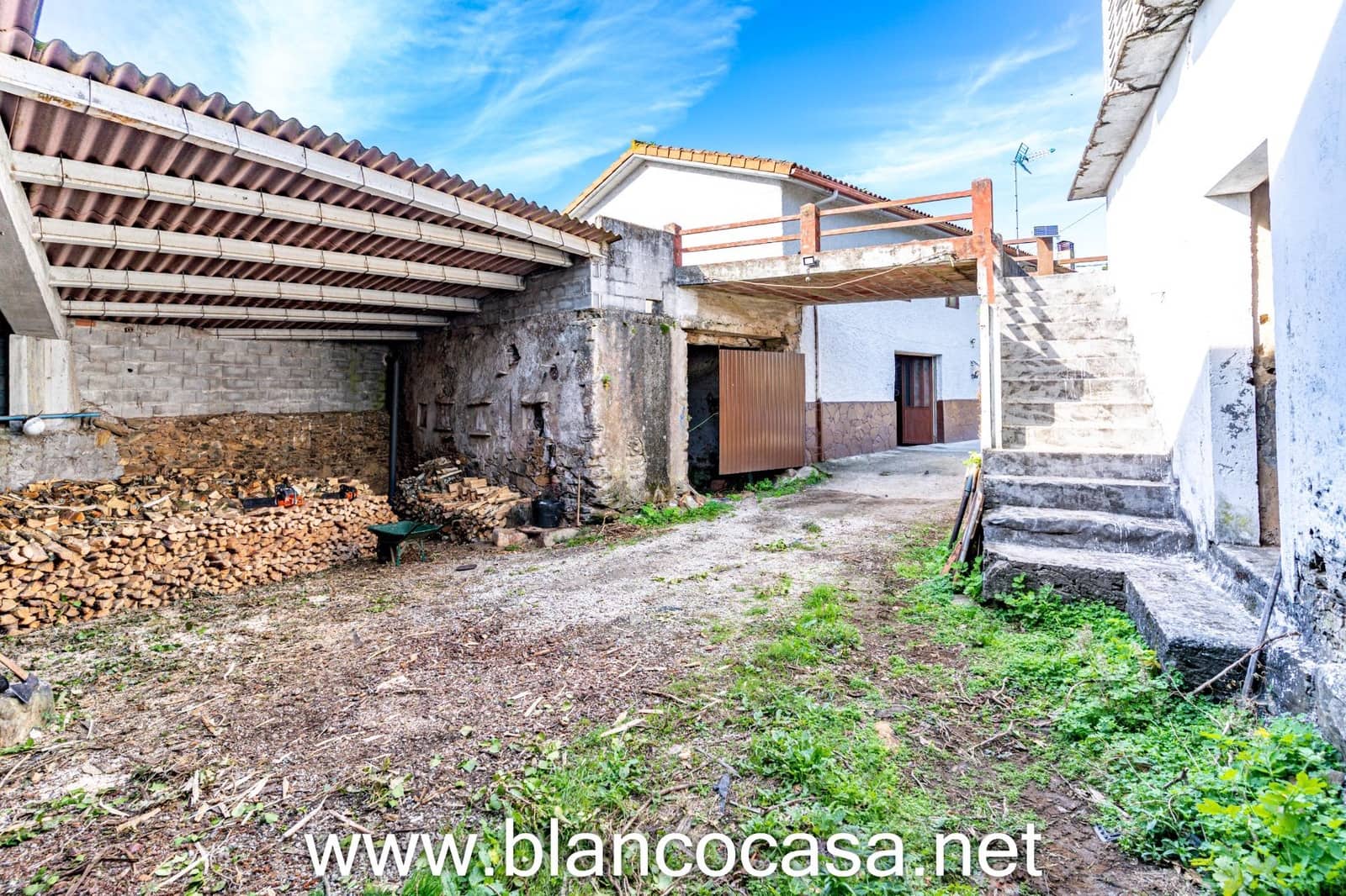 7 slaapkamer Finca/Landhuis te koop in Carballo met garage - € 299.900 (Ref: 9383378)