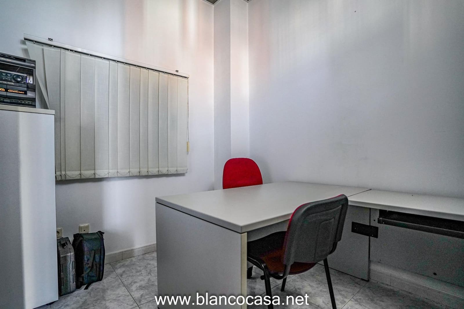 Kommersiell att hyra i Carballo - 500 € (Ref: 9383380)