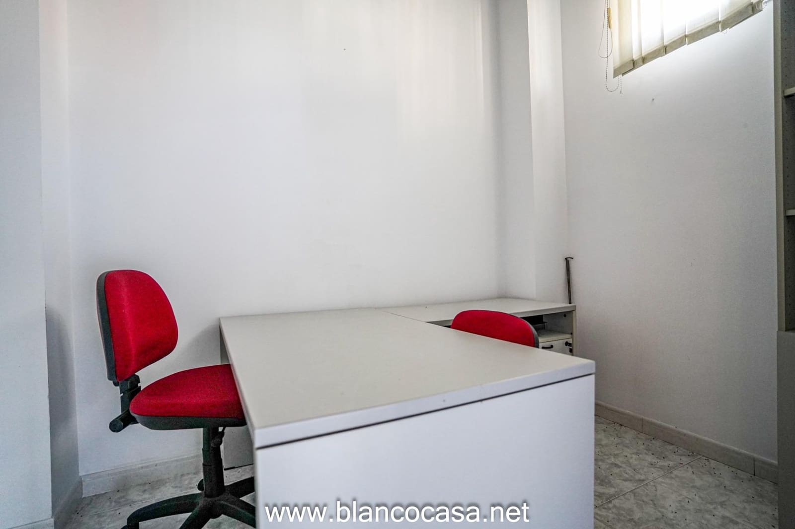 Kommersiell att hyra i Carballo - 500 € (Ref: 9383380)