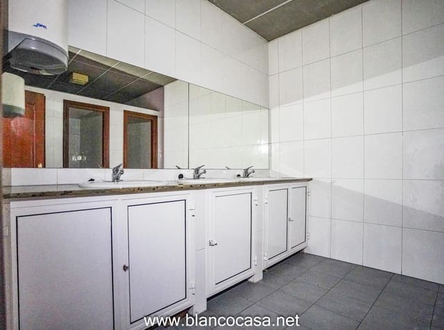 Erhverv til leje i Carballo - € 500 (Ref: 9383380)