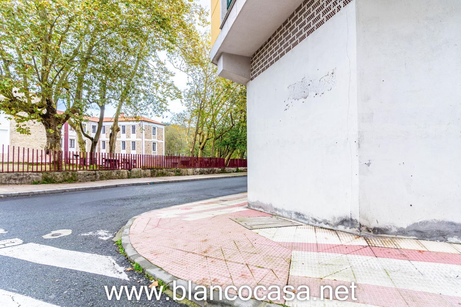 Commercial for rent in Arteixo - € 500 (Ref: 9383382)