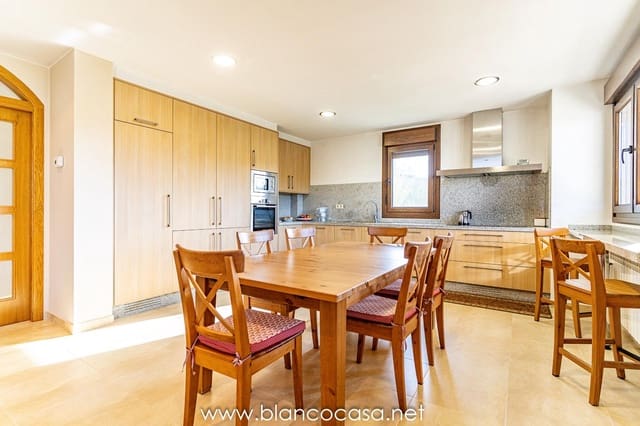 6 bedroom Villa for sale in Carballo with garage - € 440,000 (Ref: 9383387)