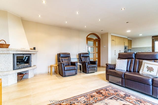 6 bedroom Villa for sale in Carballo with garage - € 440,000 (Ref: 9383387)