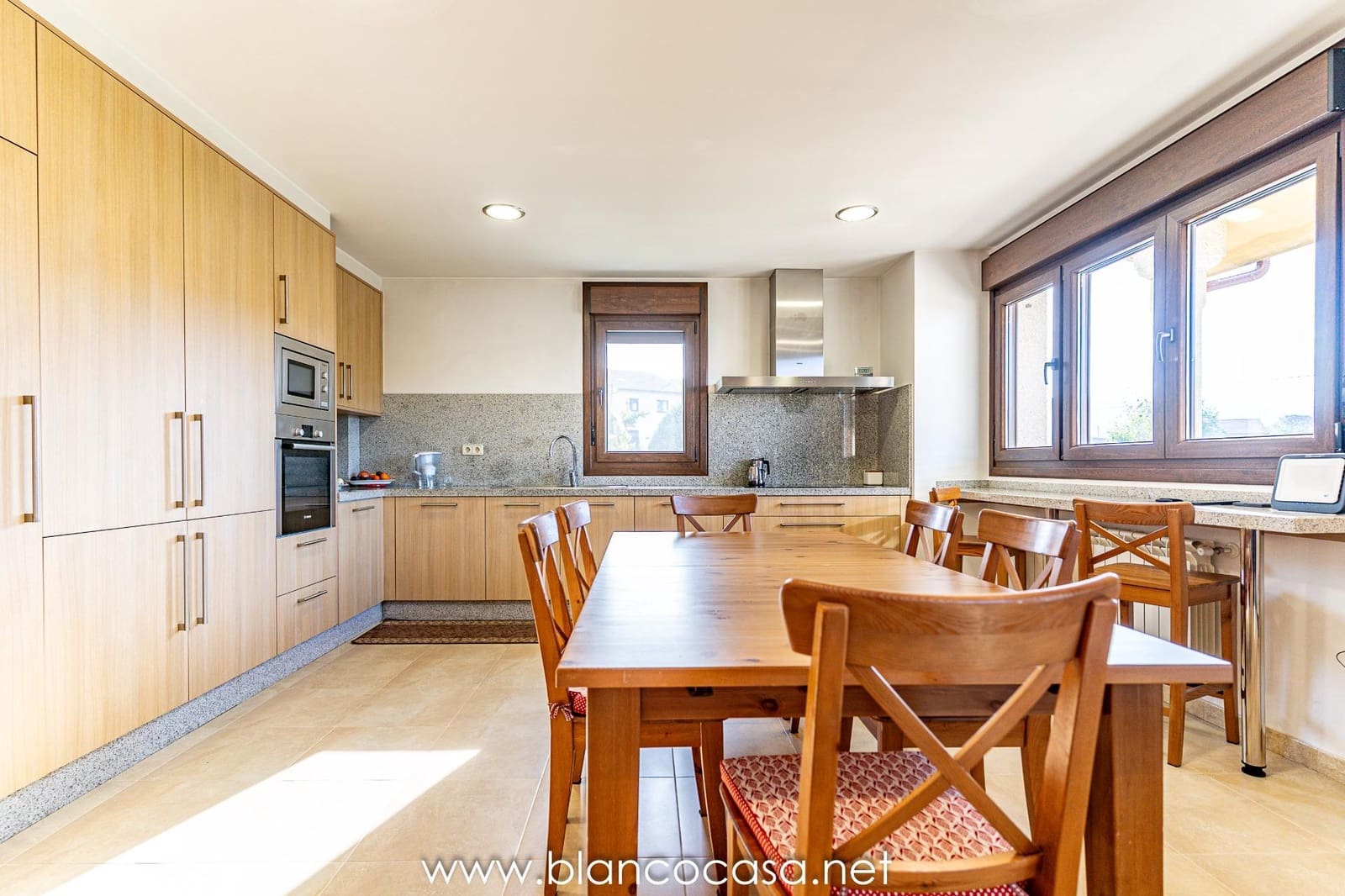 6 sypialnia Willa na sprzedaż w Carballo z garażem - 440 000 € (Ref: 9383387)