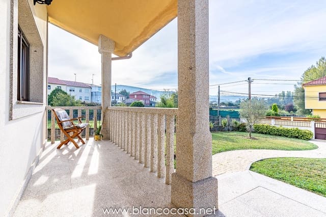 6 bedroom Villa for sale in Carballo with garage - € 440,000 (Ref: 9383387)