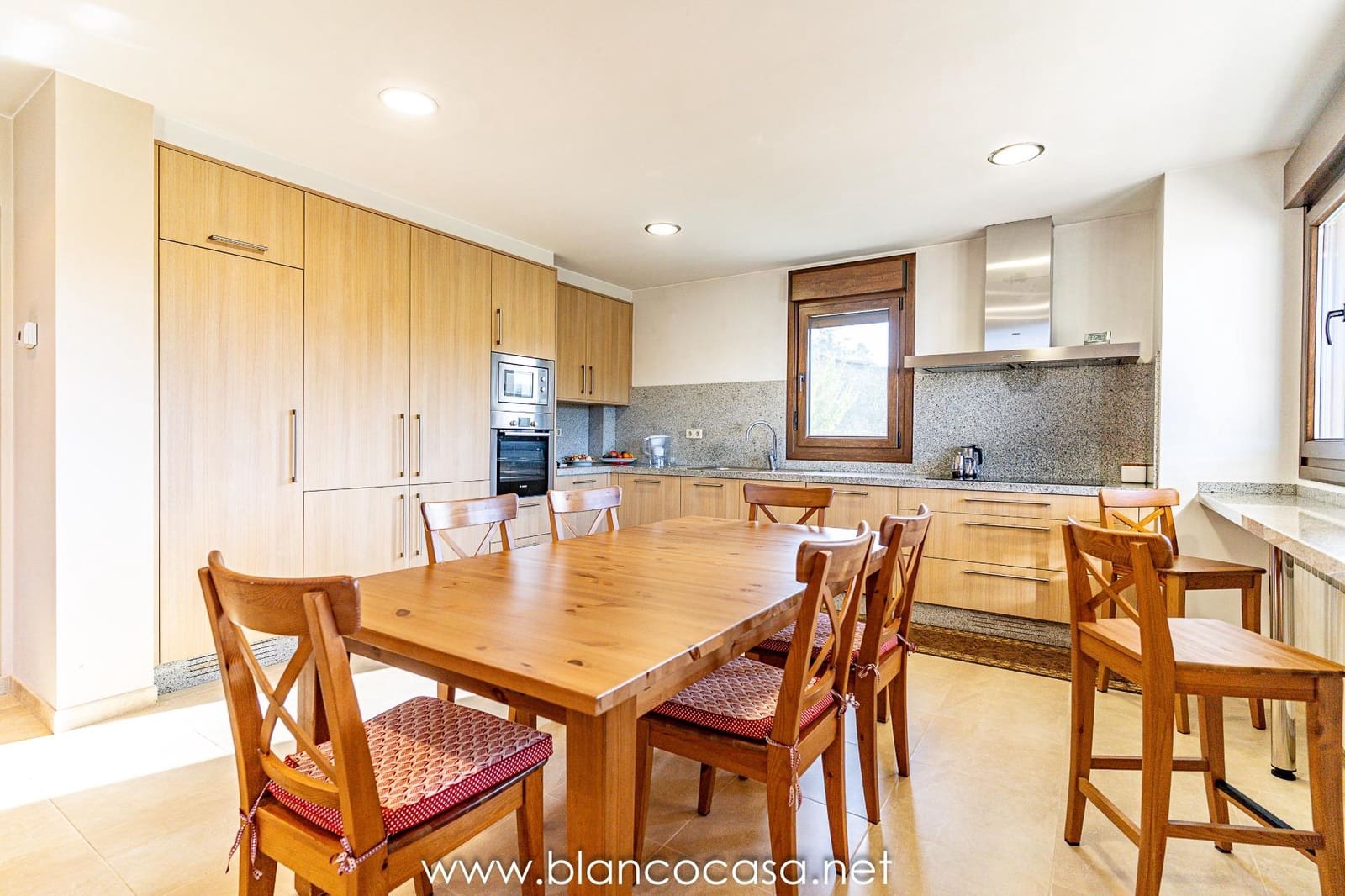 6 sypialnia Willa na sprzedaż w Carballo z garażem - 440 000 € (Ref: 9383387)