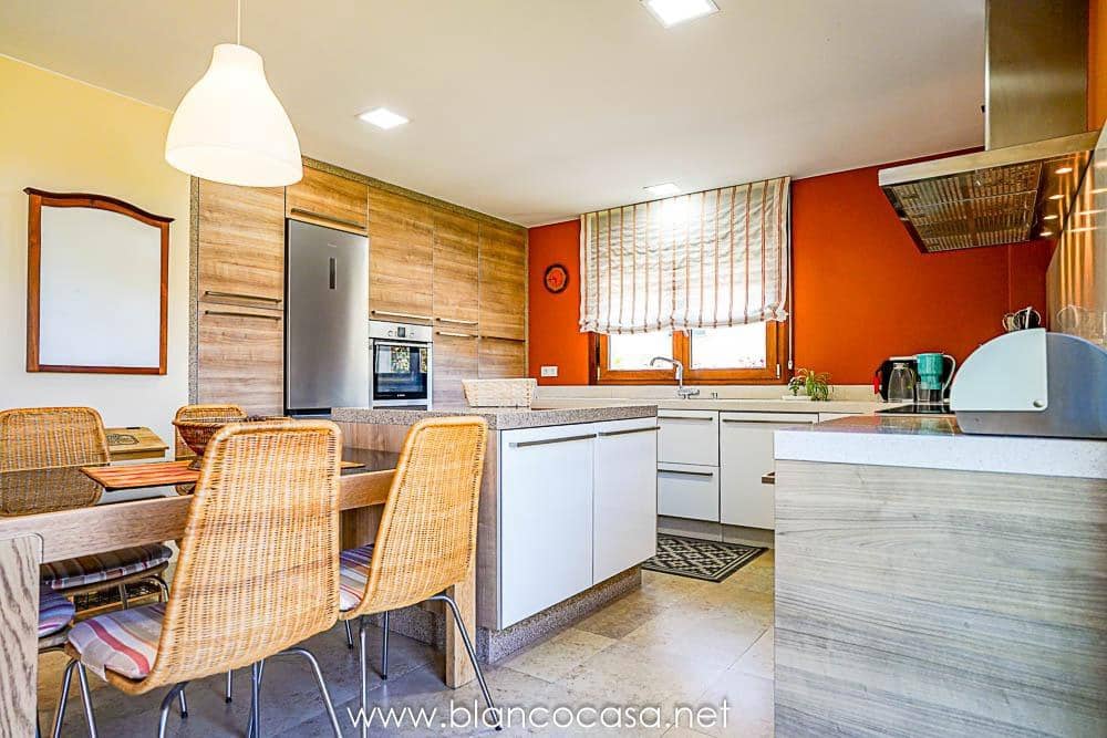 5 sypialnia Willa na sprzedaż w Carballo z garażem - 399 900 € (Ref: 9383391)