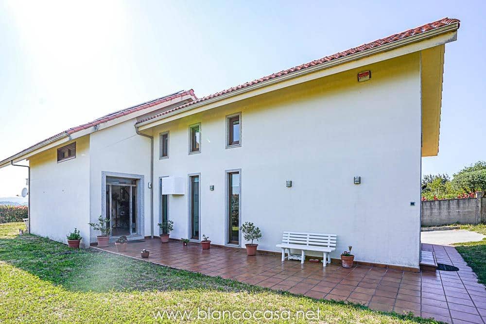 5 sypialnia Willa na sprzedaż w Carballo z garażem - 399 900 € (Ref: 9383391)