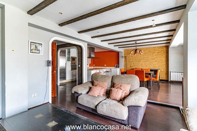 8 bedroom Commercial for sale in Carballo - € 850,000 (Ref: 9383405)