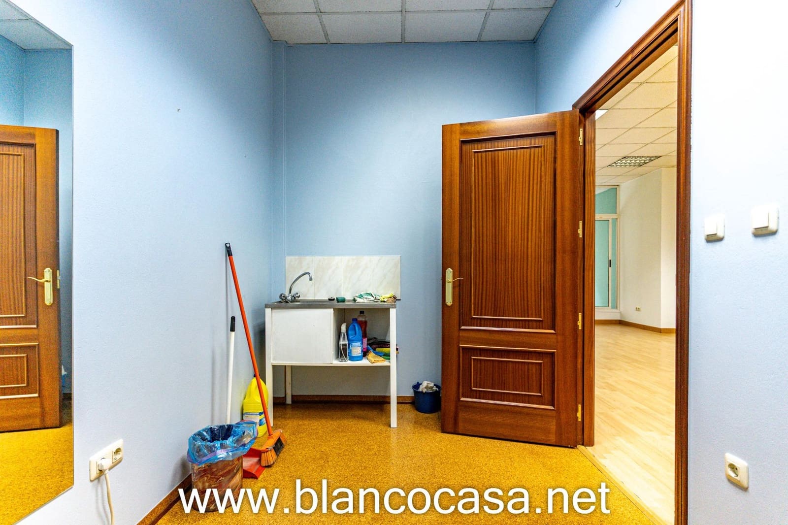 Erhverv til leje i Carballo - € 450 (Ref: 9383415)