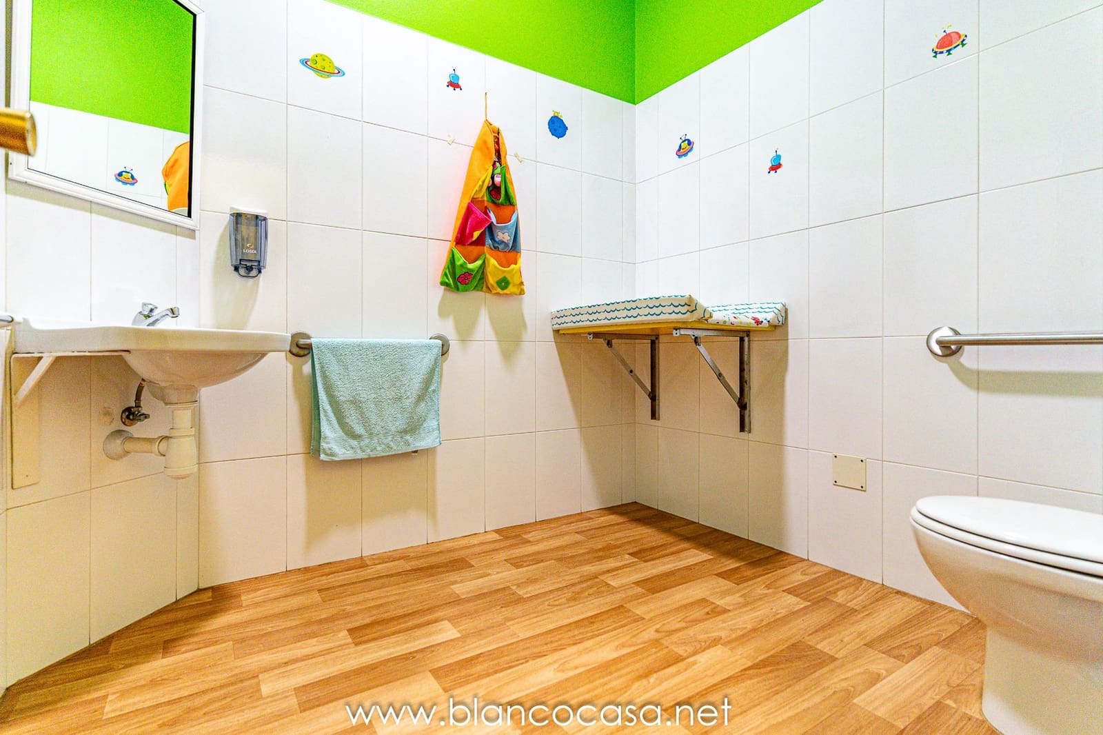 Business for rent in Carballo - € 600 (Ref: 9383421)