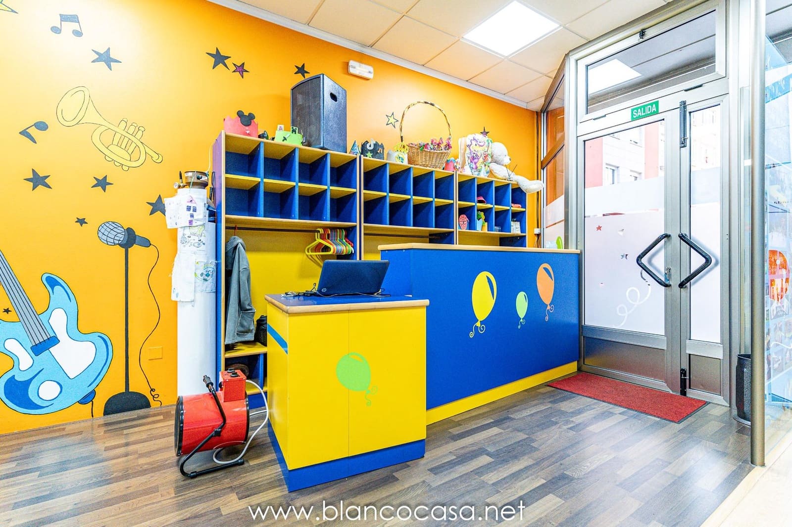 Business for rent in Carballo - € 600 (Ref: 9383421)