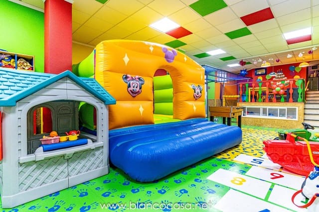 Virksomhed til leje i Carballo - € 600 (Ref: 9383421)