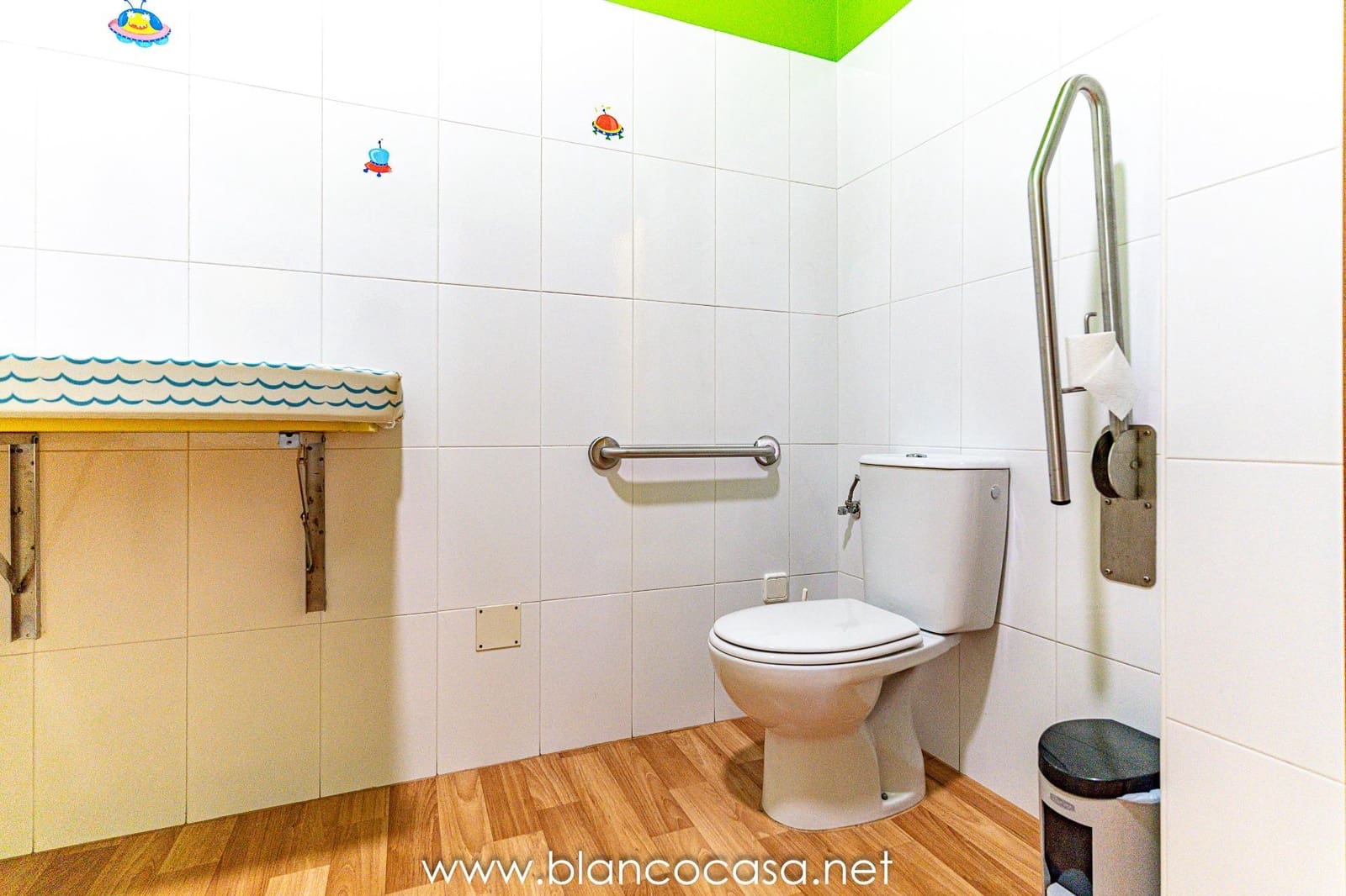 Business for rent in Carballo - € 600 (Ref: 9383421)