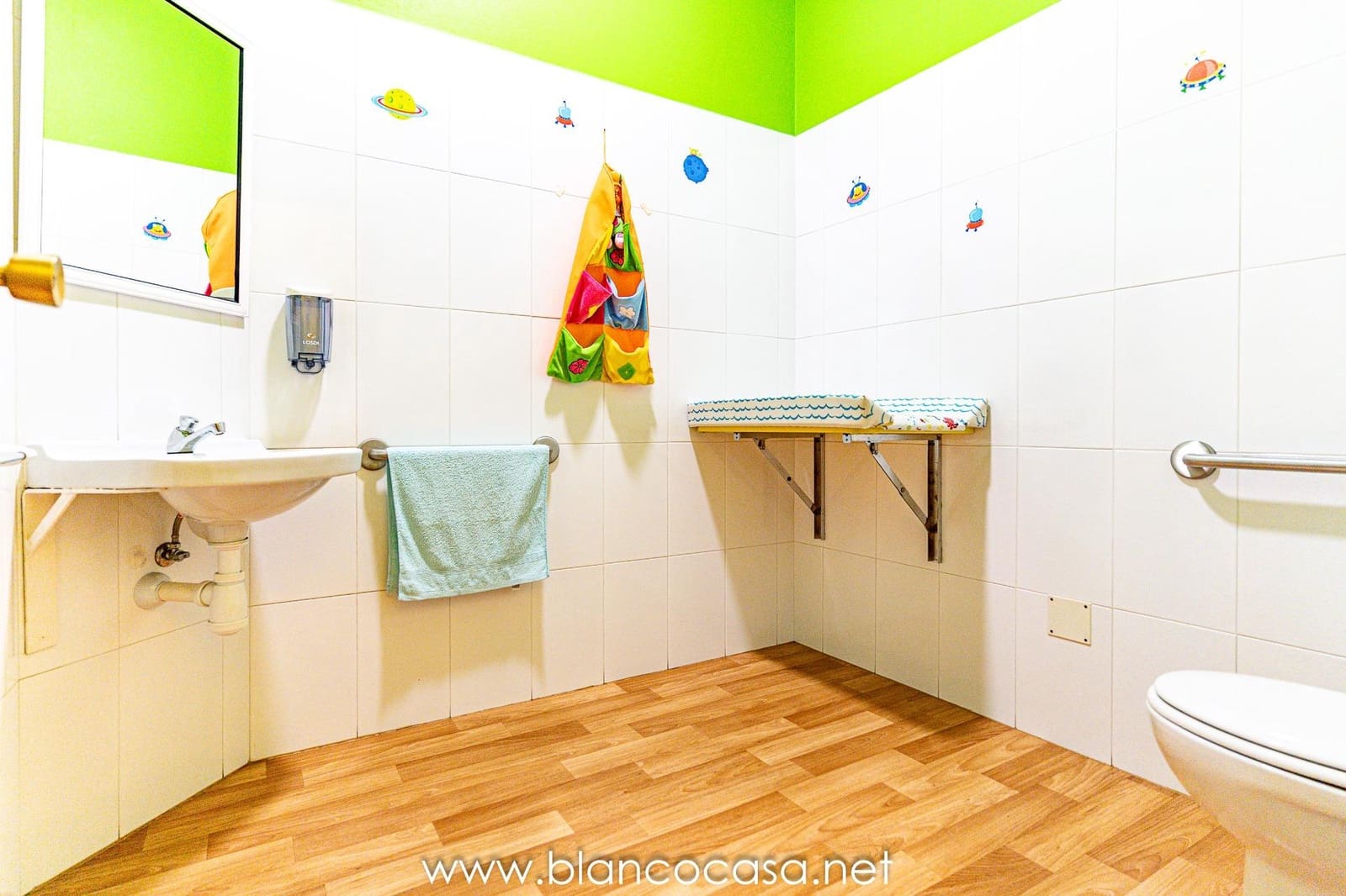 Business for rent in Carballo - € 600 (Ref: 9383421)